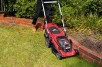 ozito-cordless-lawn-mower-3000714-example_usage-104