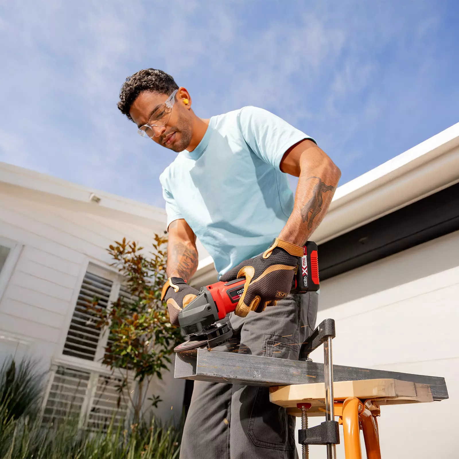 ozito-cordless-angle-grinder-3000862-example_usage-102