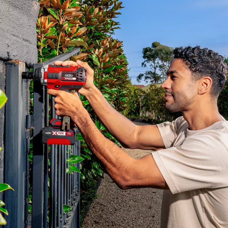 ozito-cordless-impact-wrench-3001243-example_usage-102