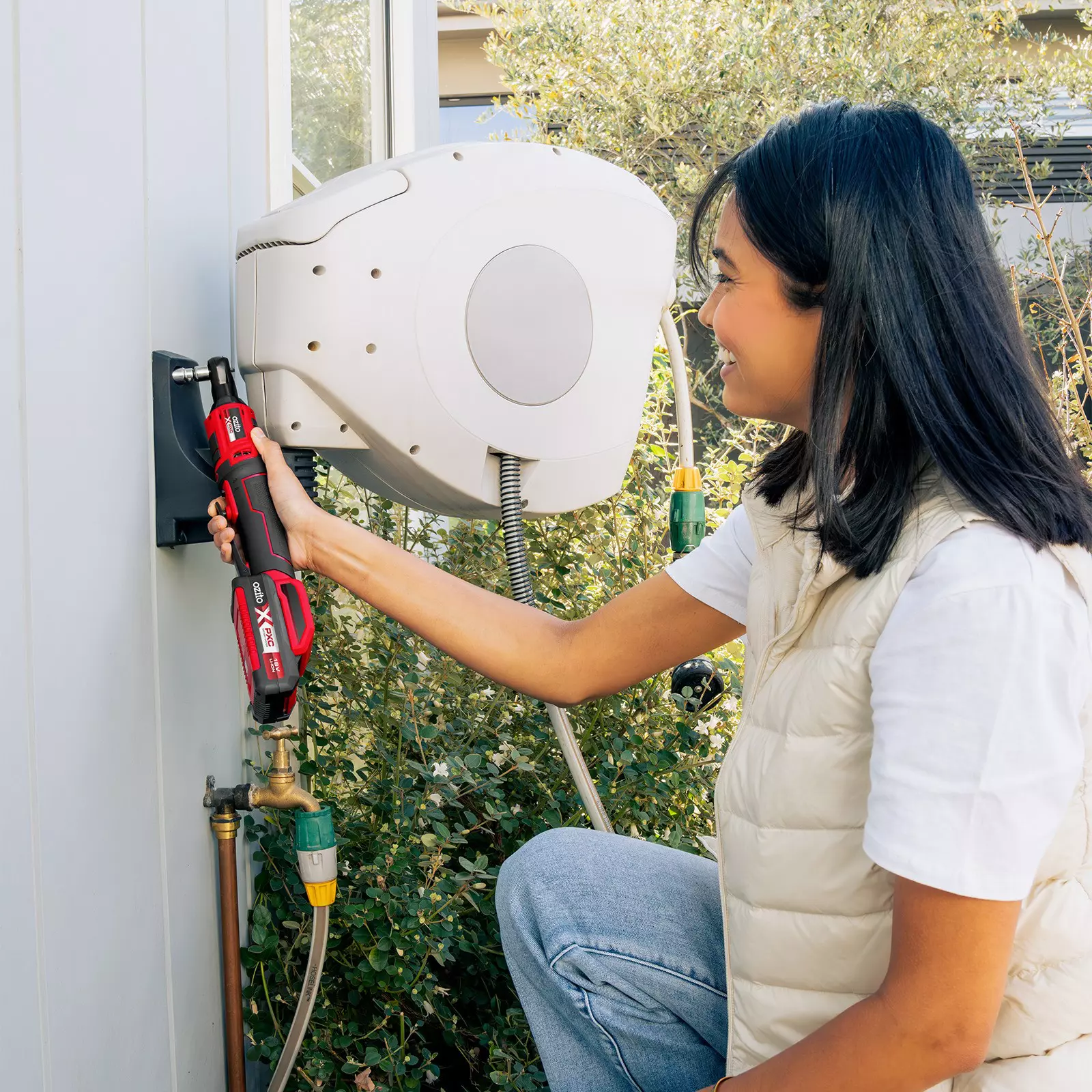 ozito-cordless-ratchet-wrench-3001113-example_usage-102