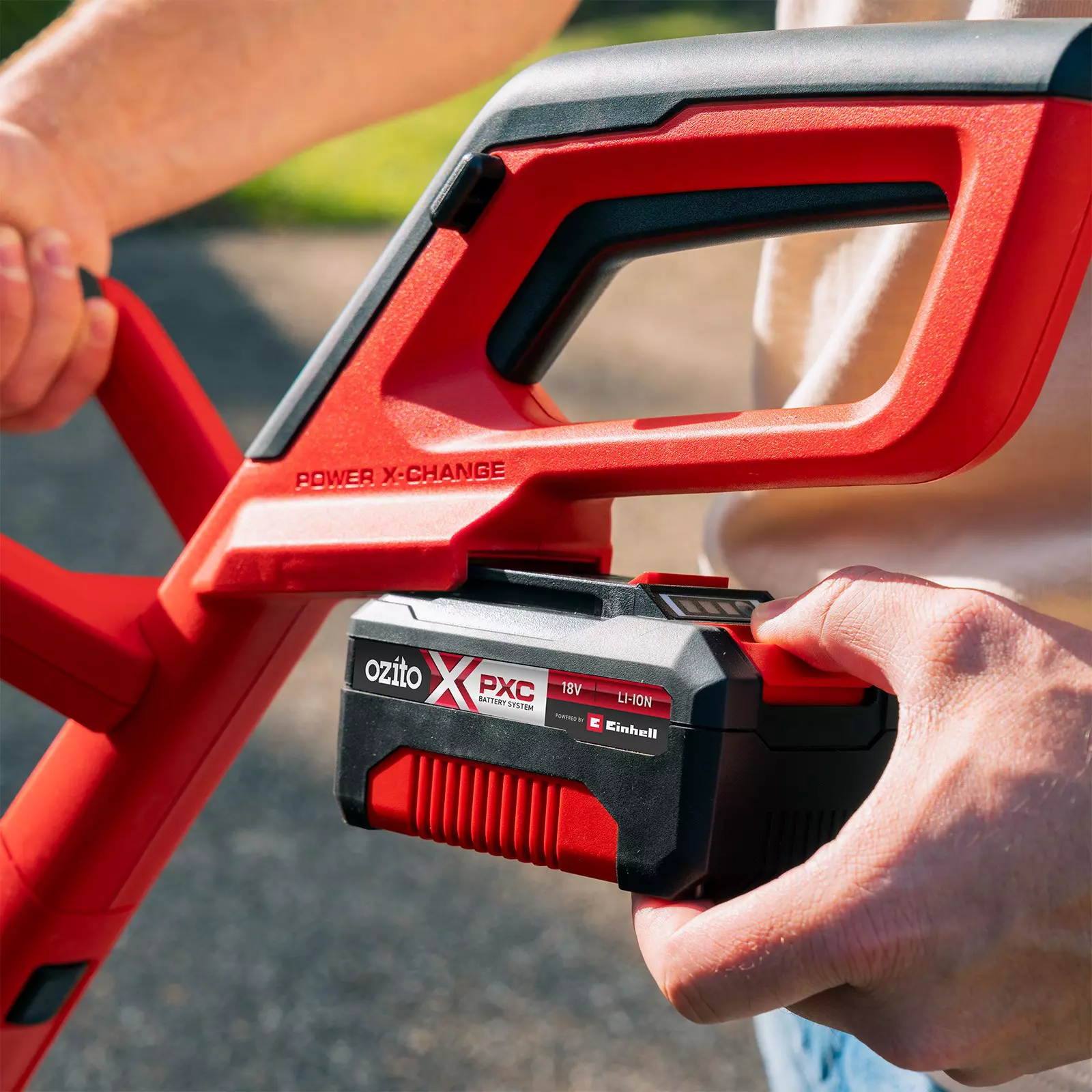 ozito-cordless-lawn-mower-3001397-example_usage-108