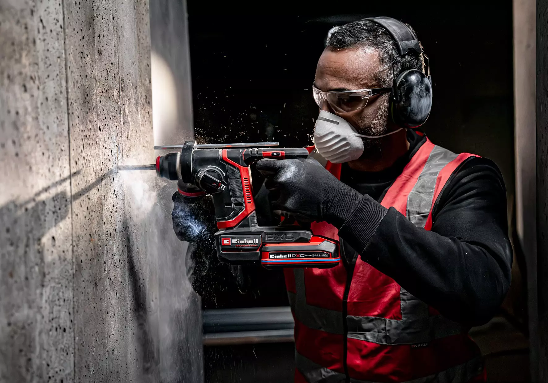 einhell-professional-cordless-rotary-hammer-4514418-example_usage-001