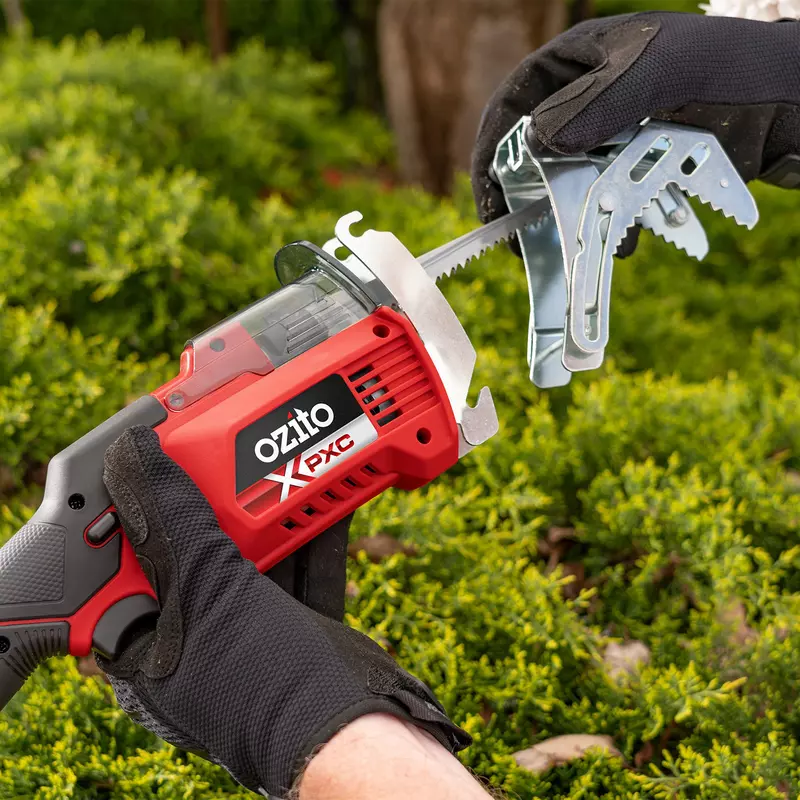 ozito-cordless-pruning-saw-3000950-example_usage-101