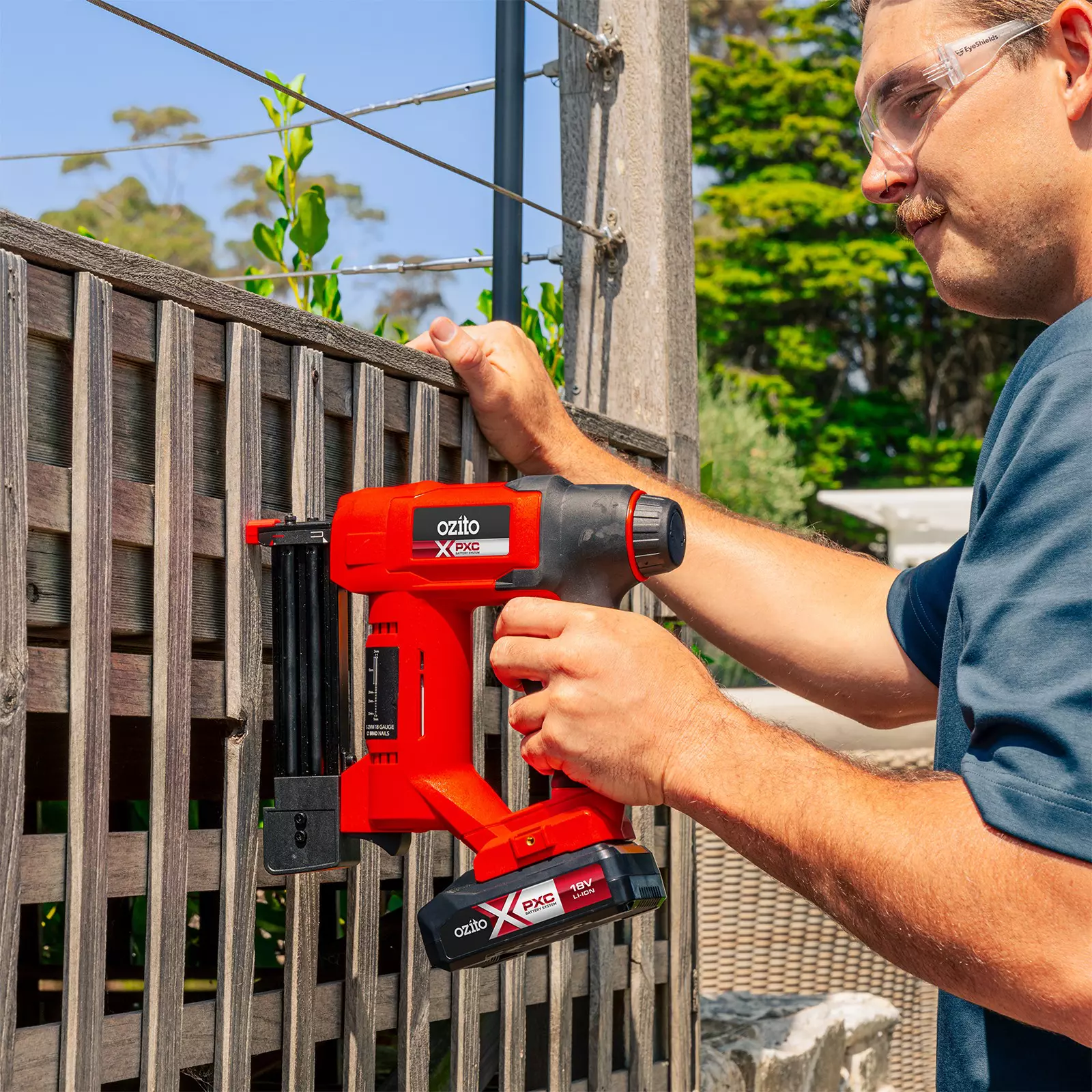 ozito-cordless-tacker-3000482-example_usage-102