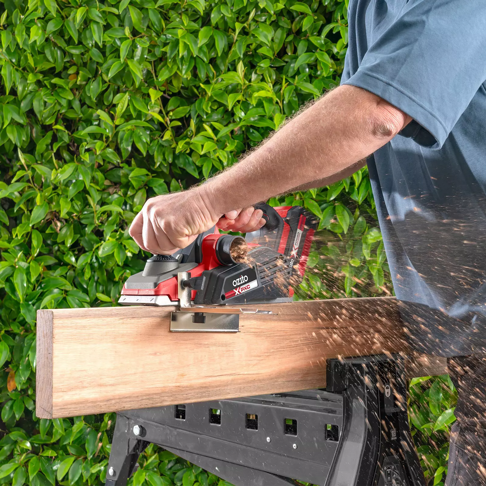 ozito-professional-cordless-planer-3001069-example_usage-102