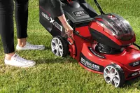 ozito-cordless-lawn-mower-3000789-example_usage-102