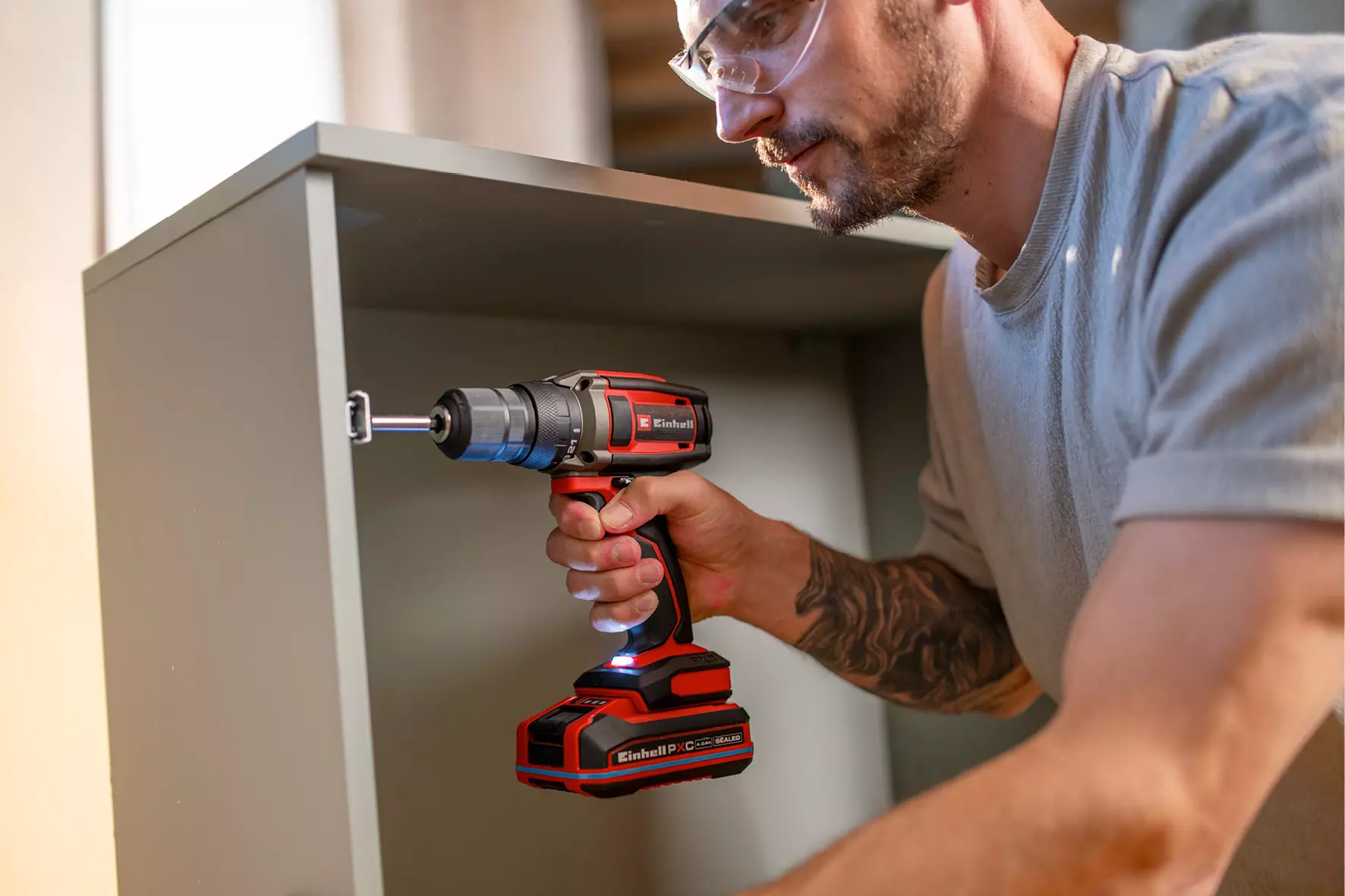 einhell-classic-cordless-drill-4514365-example_usage-001