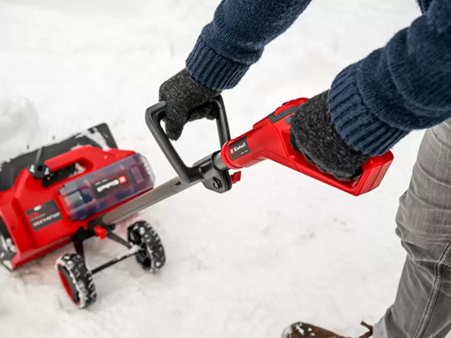 Lo spazzaneve a batteria Einhell si usa con entrambe le mani sulle impugnature supplementare e principale.