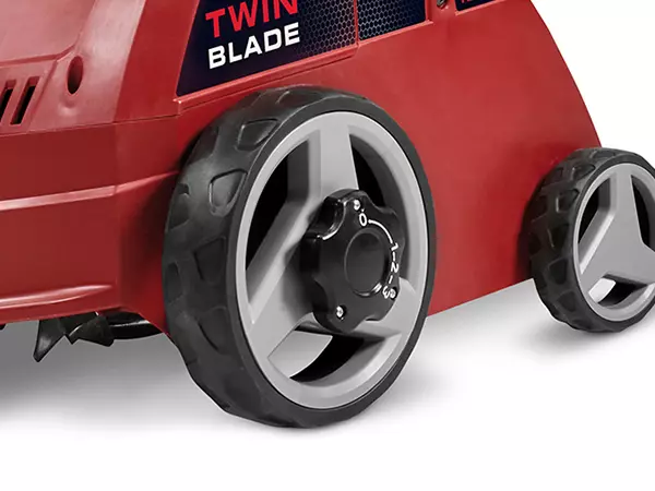 Seitliche Darstellung der 3-fachen Arbeitstiefeneinstellung des Einhell Elektro-Vertikutierers GC-ES 1231/1 mit Doppelpfeil-Symbol.