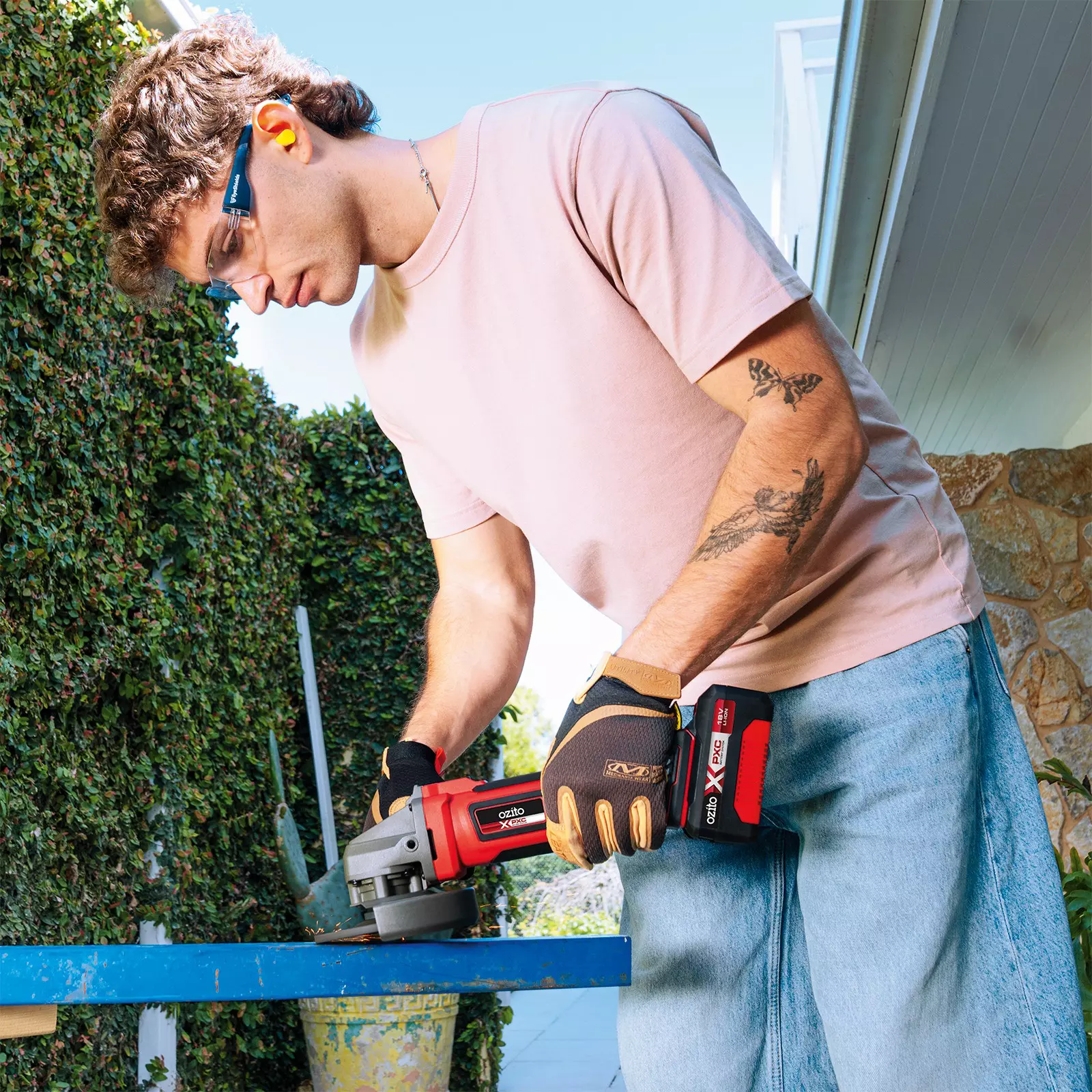 ozito-cordless-angle-grinder-3001272-example_usage-101