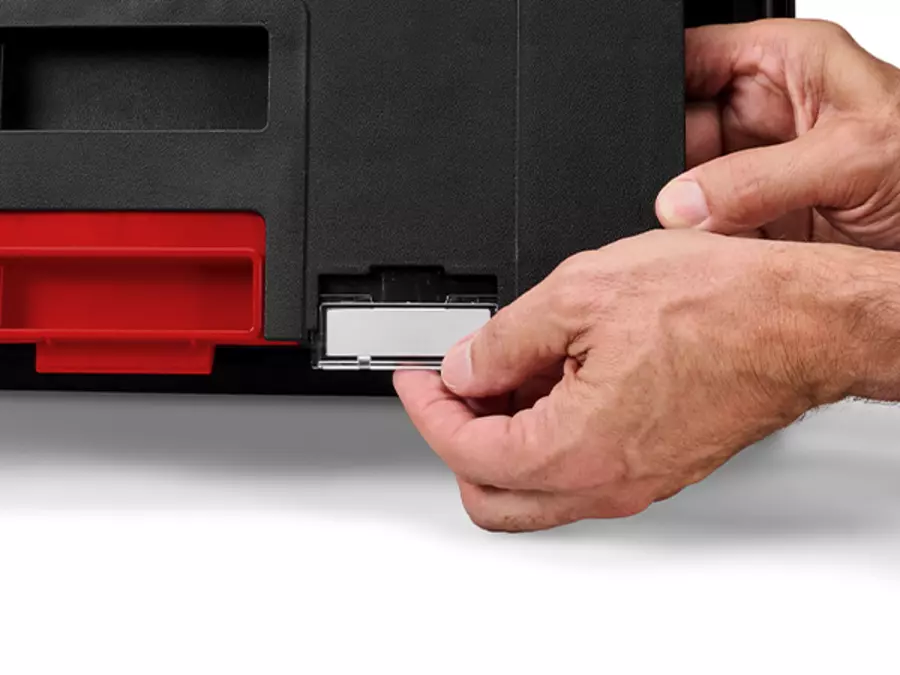 Hands show the transparent window on the Einhell E-Case FlipFront.