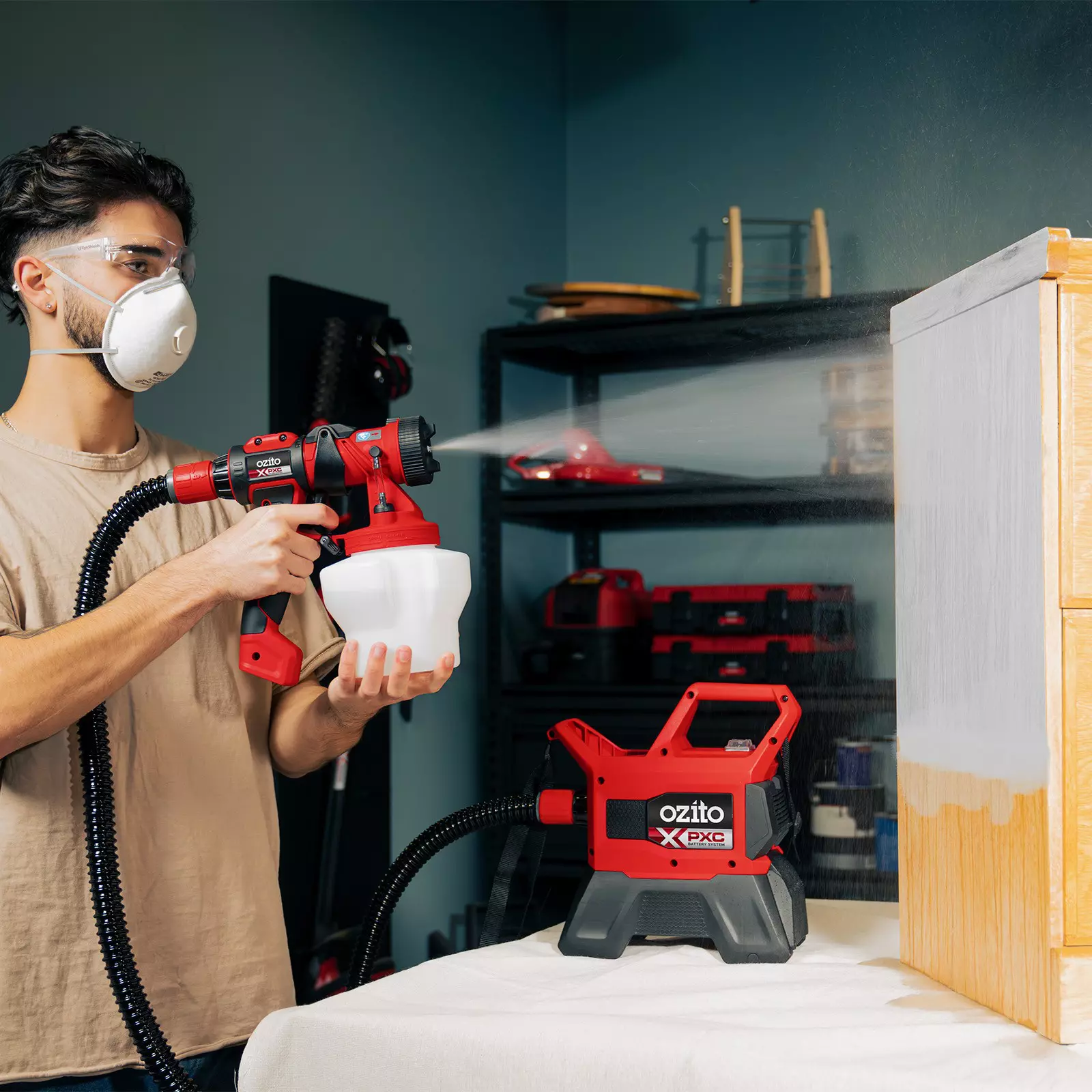 ozito-cordless-paint-spray-system-3001231-example_usage-102