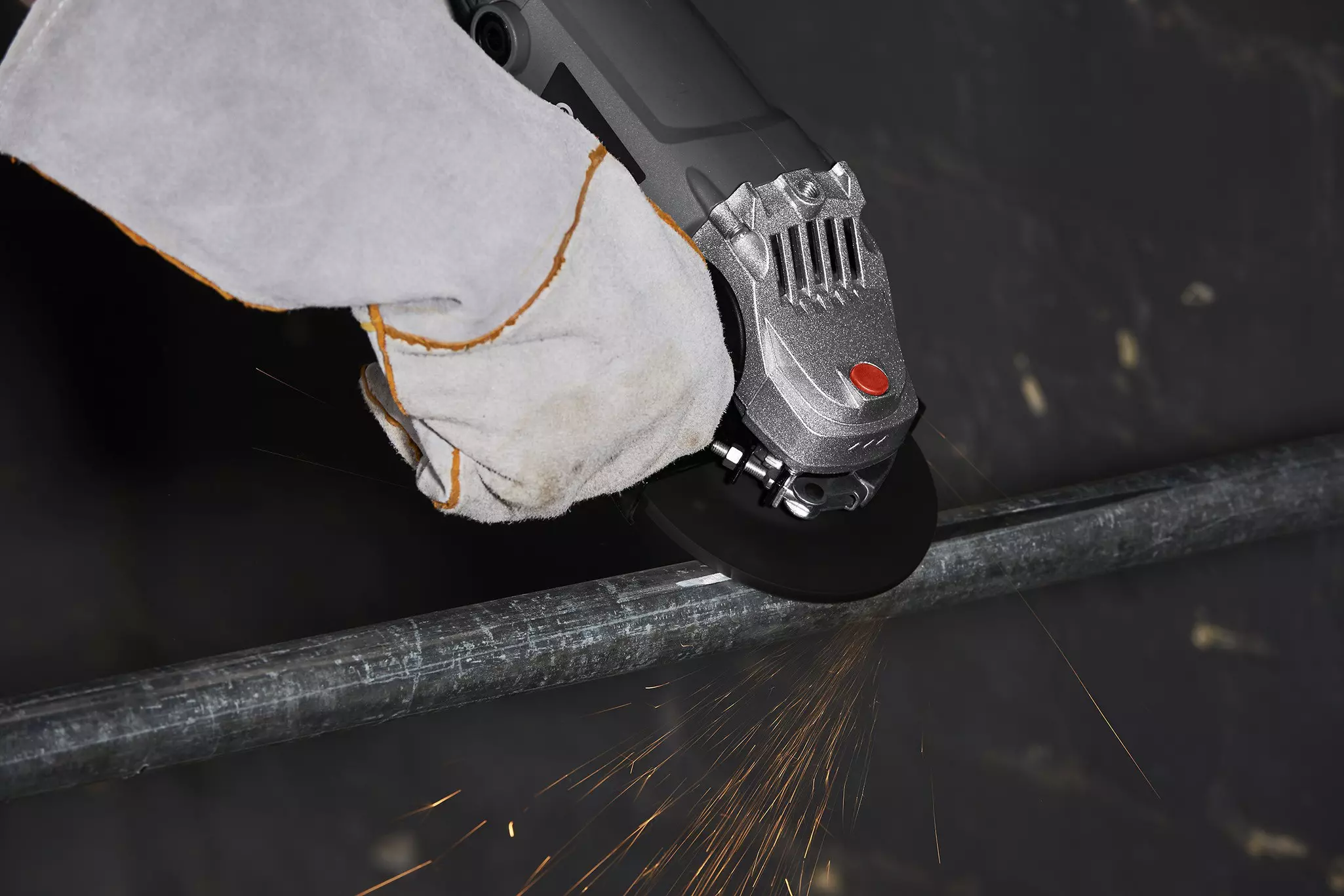 ozito-angle-grinder-3000051-example_usage-102