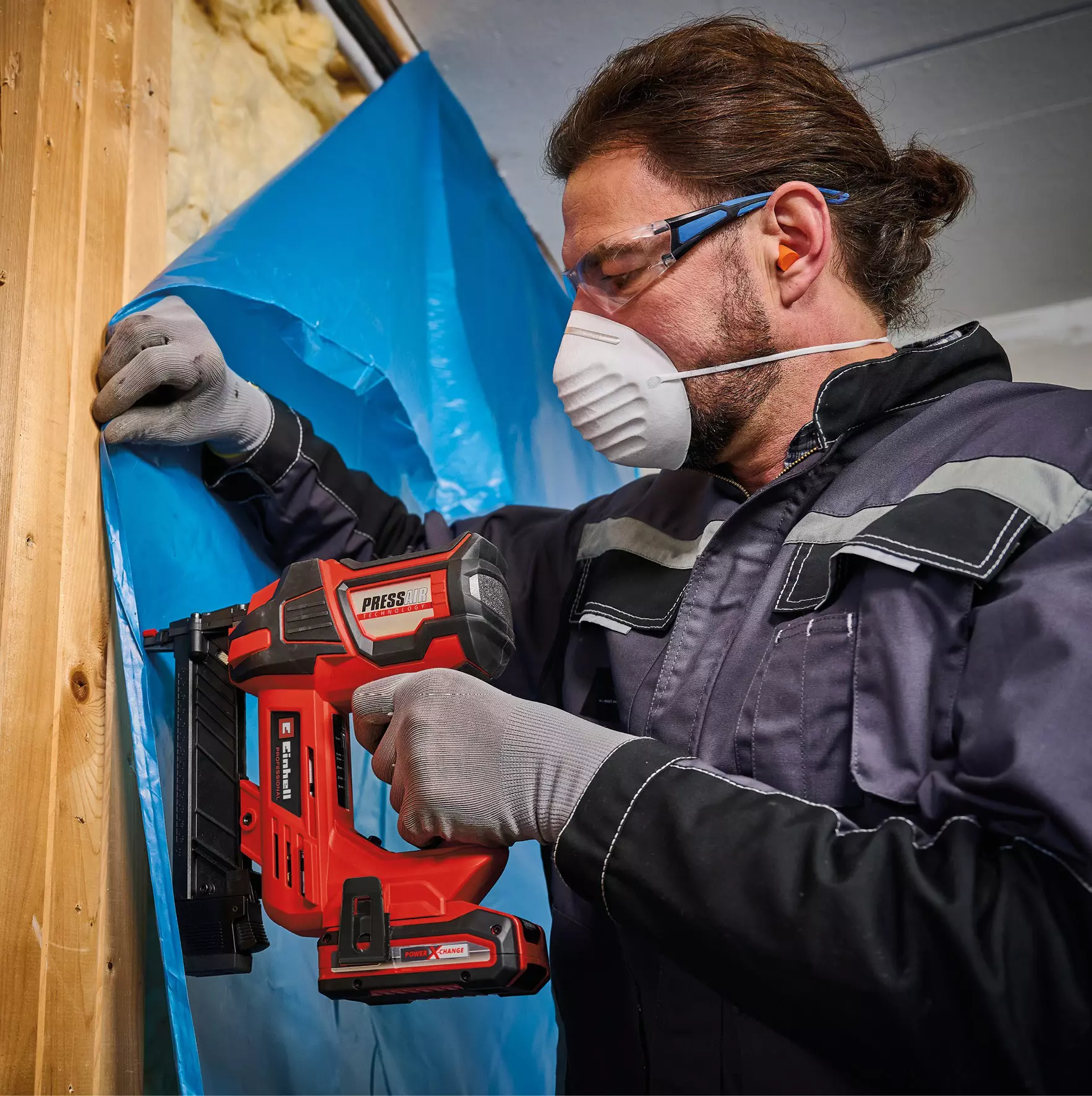 einhell-professional-cordless-tacker-4257785-example_usage-001