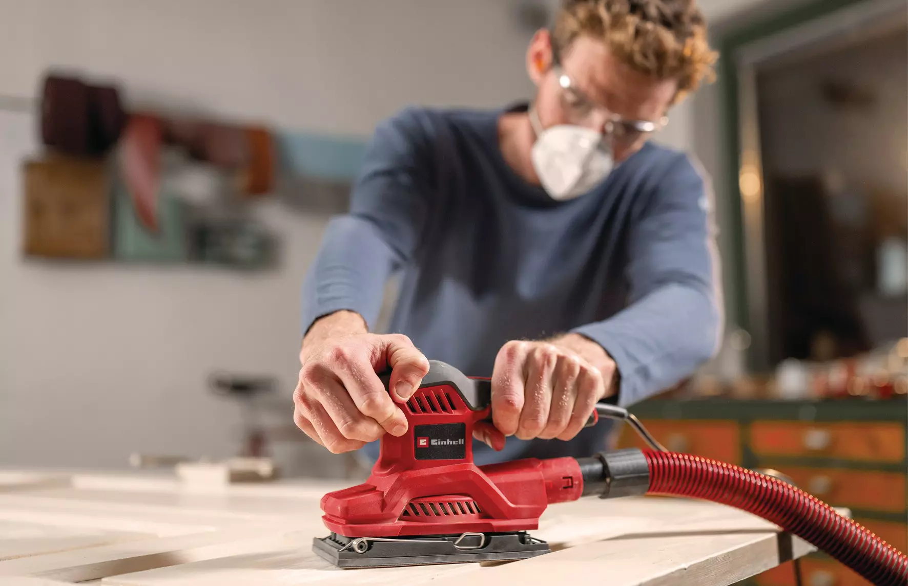 einhell-classic-orbital-sander-4460765-example_usage-001