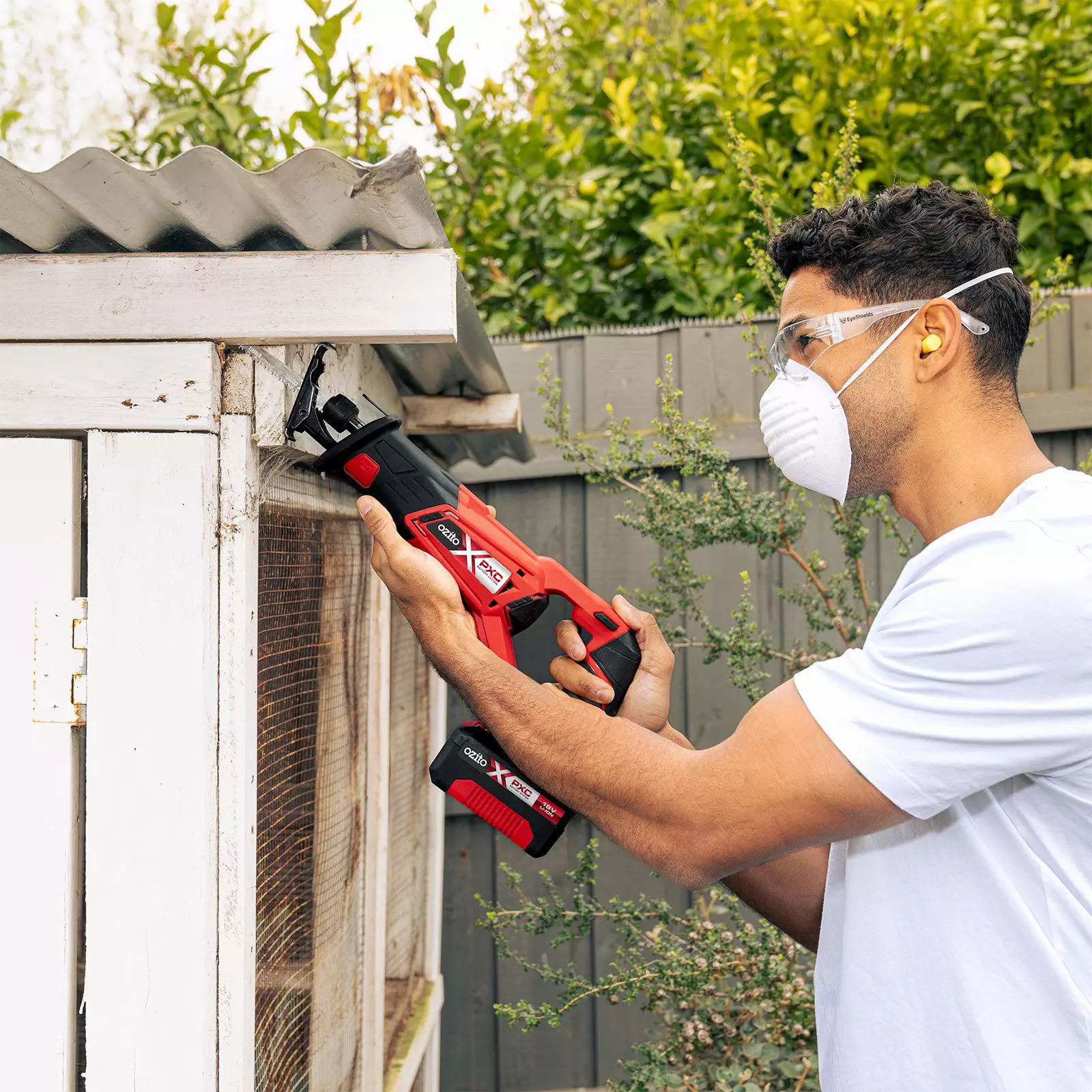 ozito-cordless-all-purpose-saw-4326301-example_usage-101