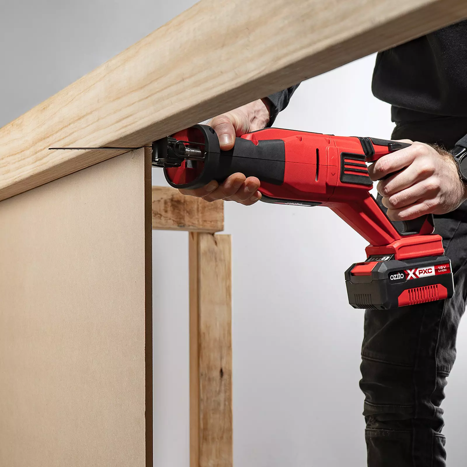 ozito-cordless-all-purpose-saw-3001205-example_usage-104