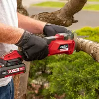 ozito-cordless-pruning-saw-3000950-example_usage-102