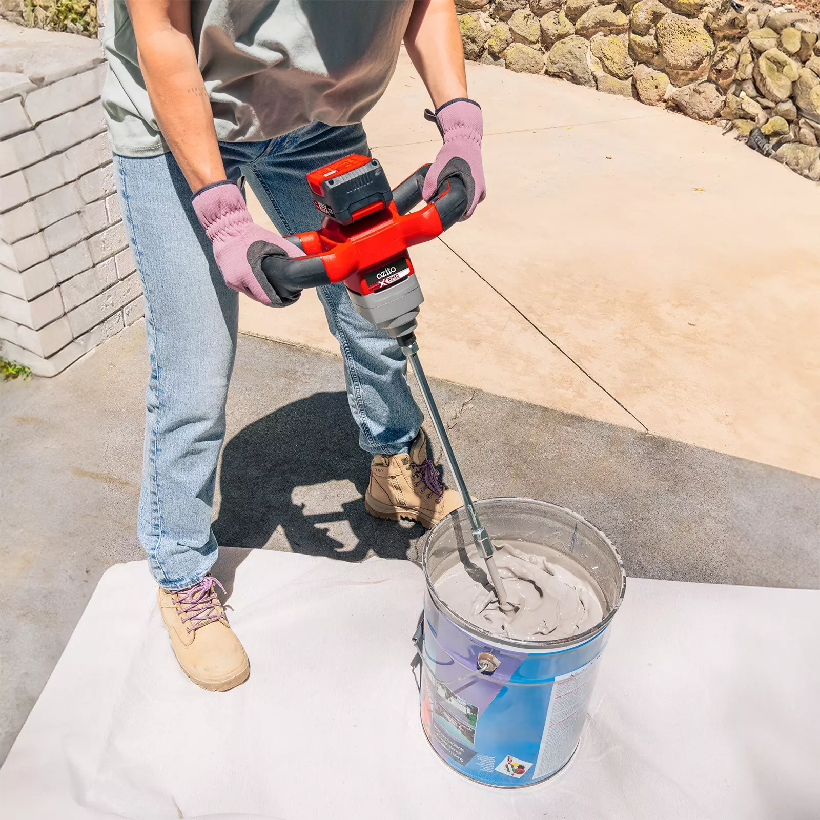 ozito-cordless-paint-mortar-mixer-3001265-example_usage-103