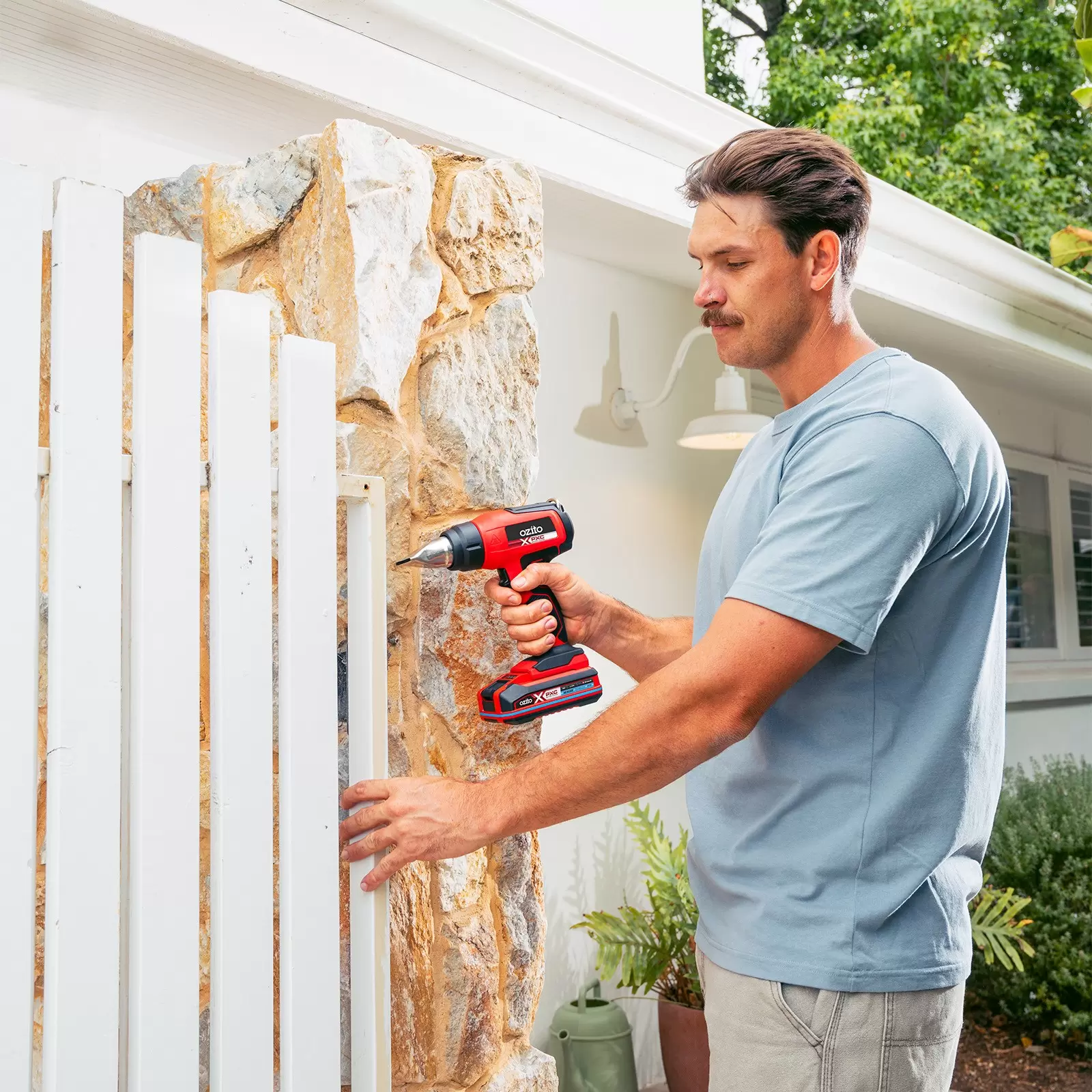 ozito-cordless-hot-air-gun-3001378-example_usage-103