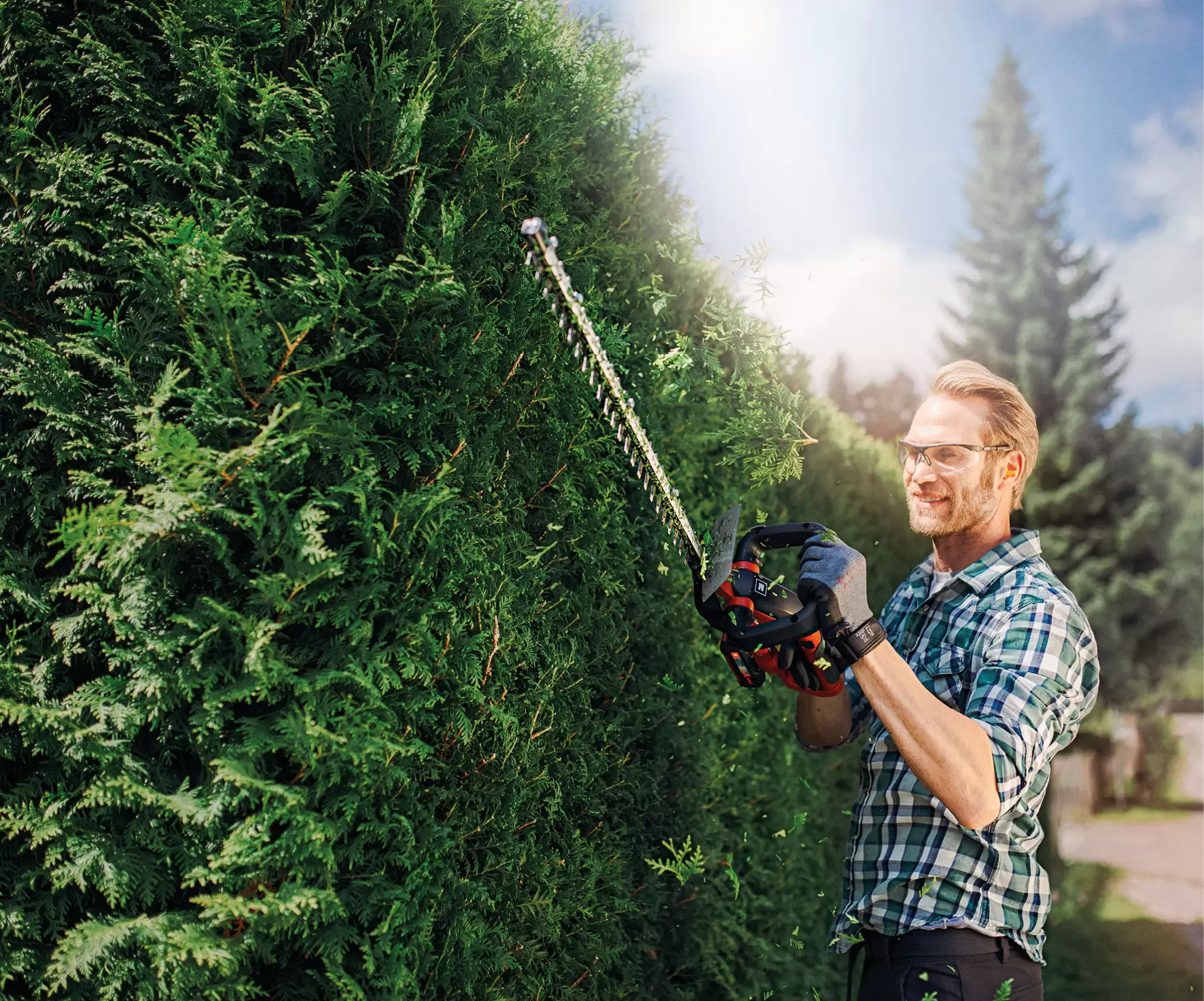 einhell-classic-cordless-hedge-trimmer-3410642-example_usage-001