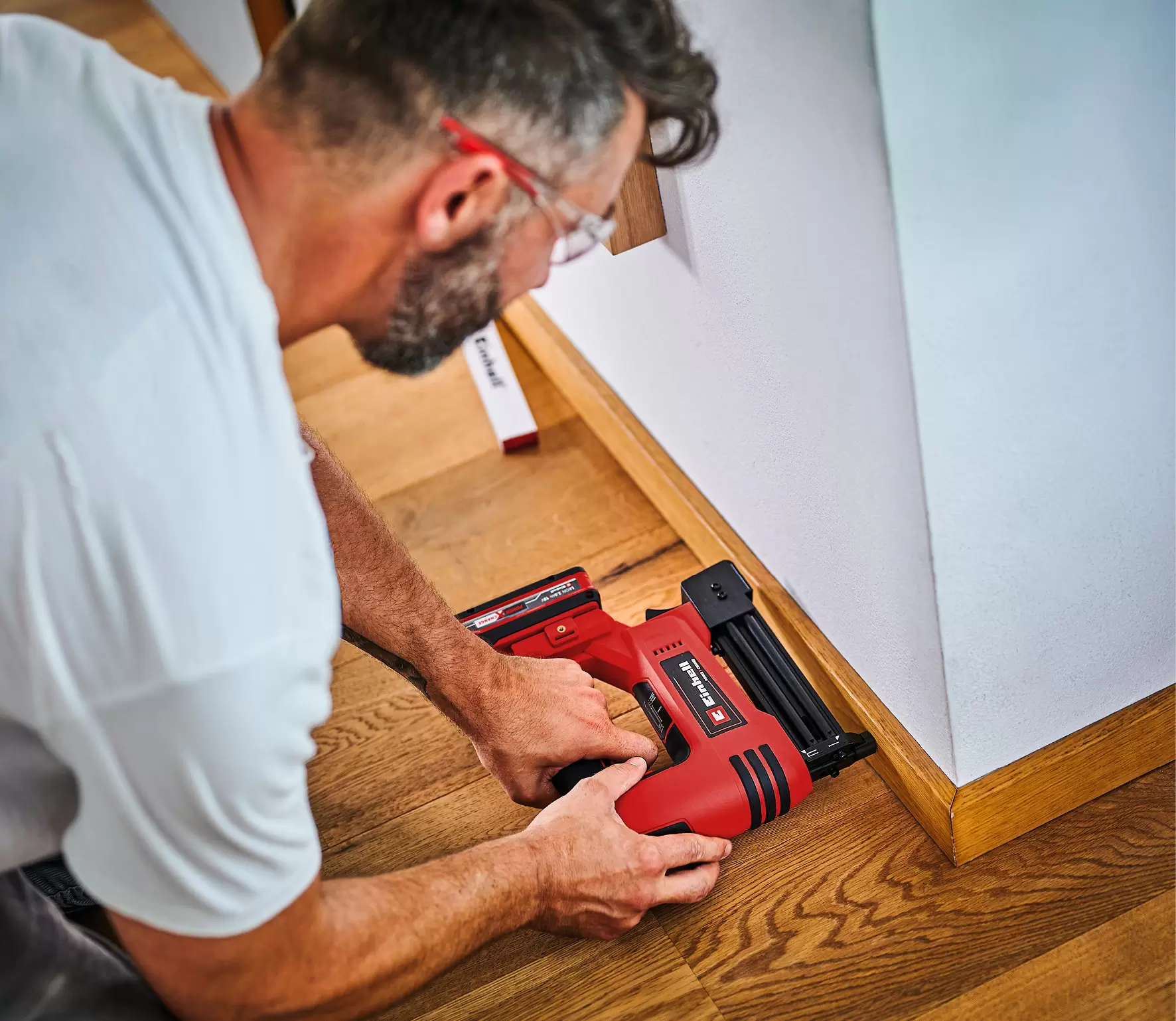 einhell-expert-cordless-nailer-4257790-example_usage-001