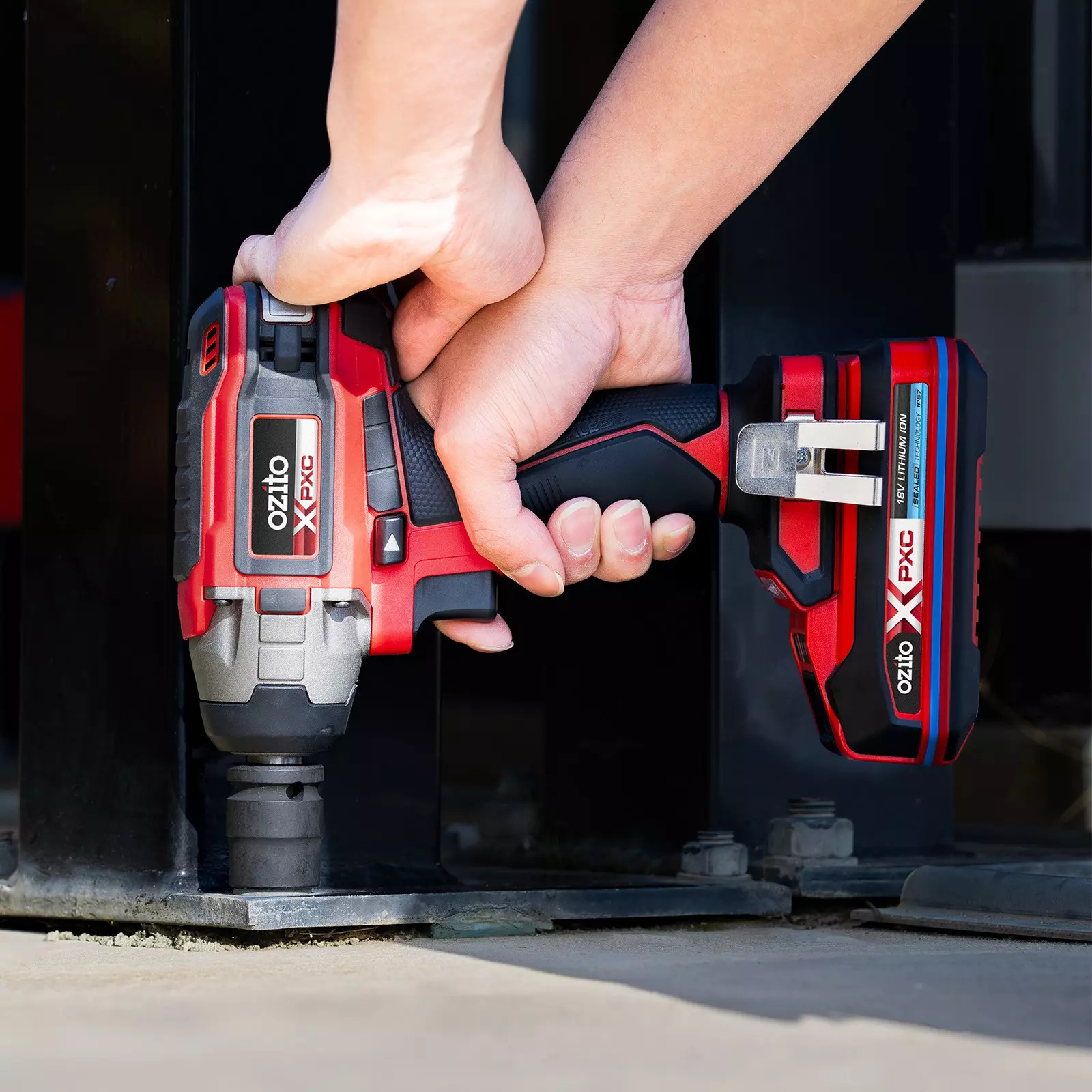 ozito-cordless-impact-wrench-3001171-example_usage-104