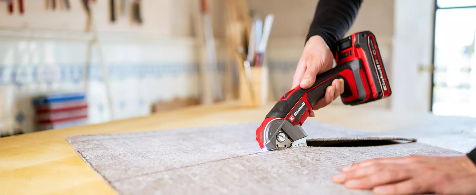 Різання килиму