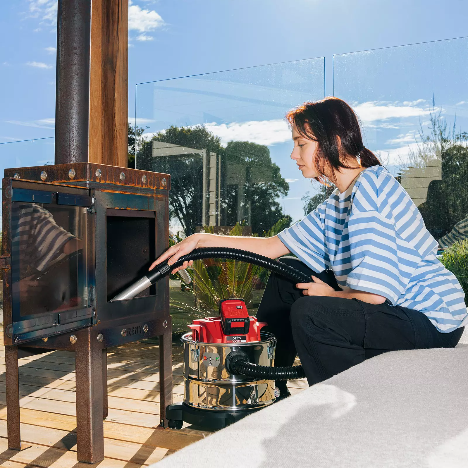 ozito-cordless-ash-vac-3001230-example_usage-101