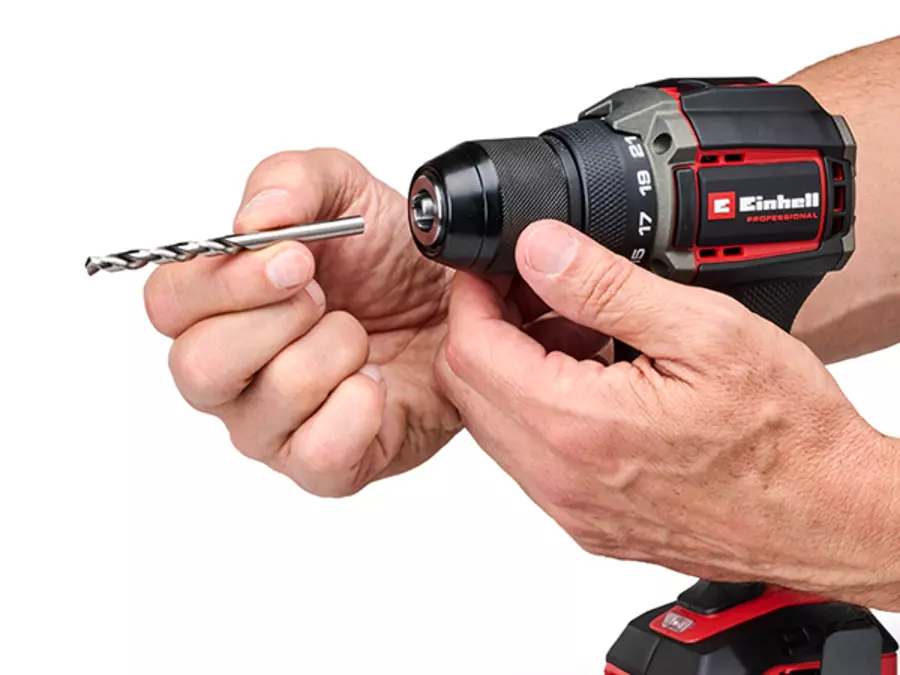 Der Einhell Professional Akku-Bohrschrauber TP-CD 18/70-C Li BL – Solo mit Schnellspannbohrfutter beim Einsetzen eines Bohrers.