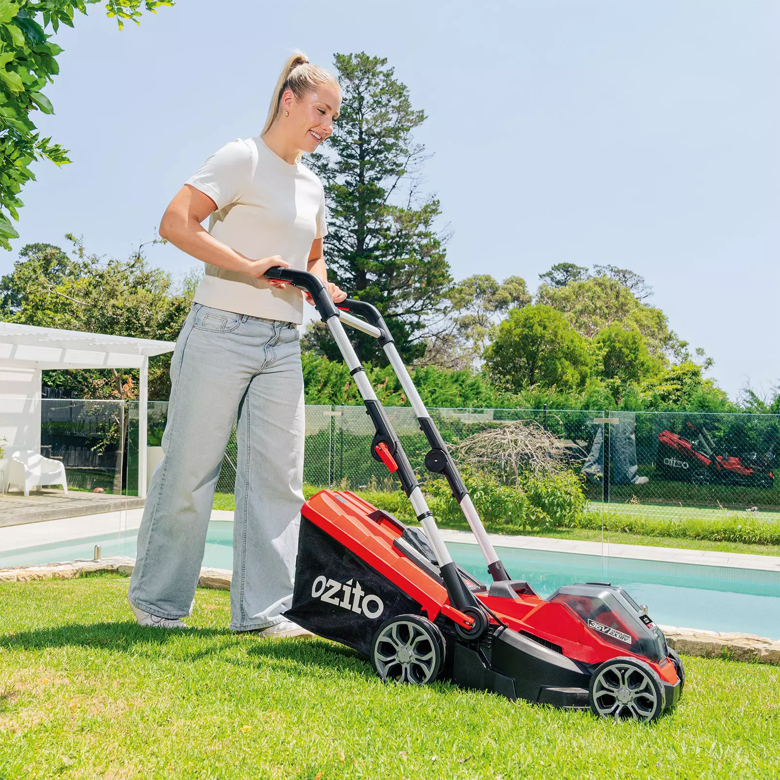 ozito-cordless-lawn-mower-3001032-example_usage-101