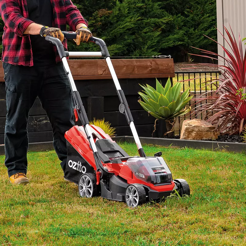 ozito-cordless-lawn-mower-3001032-example_usage-101