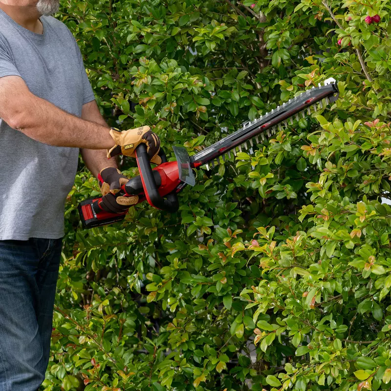 ozito-cordless-hedge-trimmer-3001022-example_usage-103