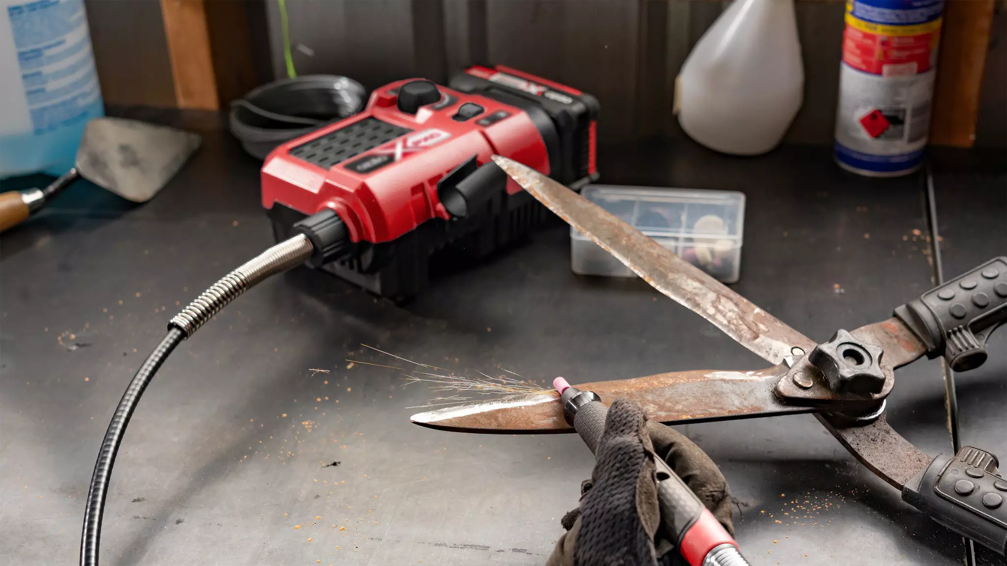 ozito-cordless-grinding-engraving-tool-3000864-example_usage-101