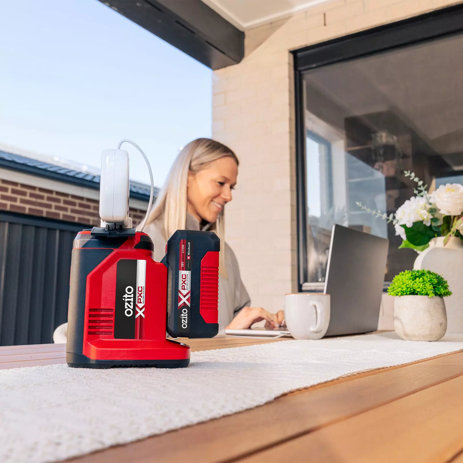 ozito-cordless-energy-station-3001237-example_usage-101