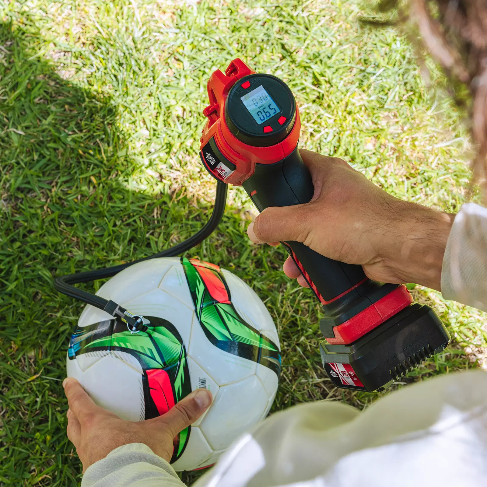 ozito-cordless-car-air-compressor-3000859-example_usage-103