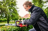 einhell-professional-cordless-hedge-trimmer-3410950-example_usage-001