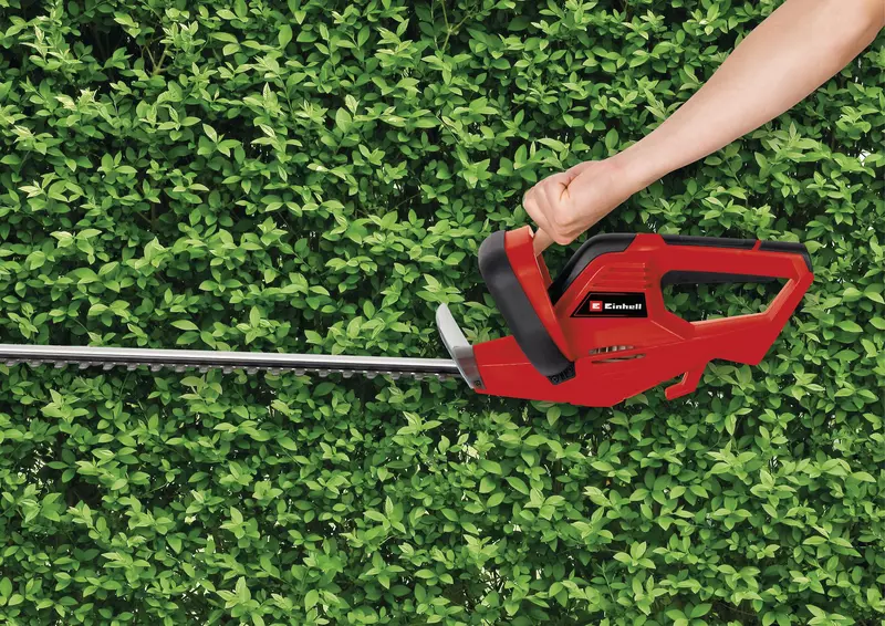 einhell-classic-electric-hedge-trimmer-3403460-example_usage-001