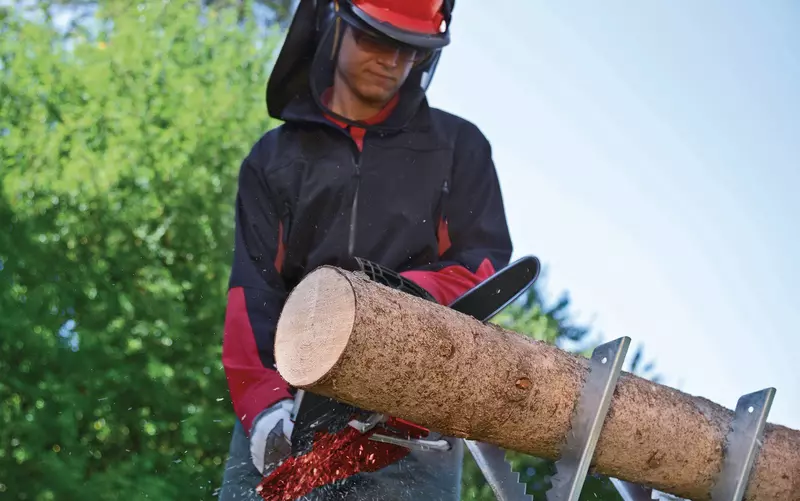 einhell-classic-petrol-chain-saw-4501819-example_usage-001