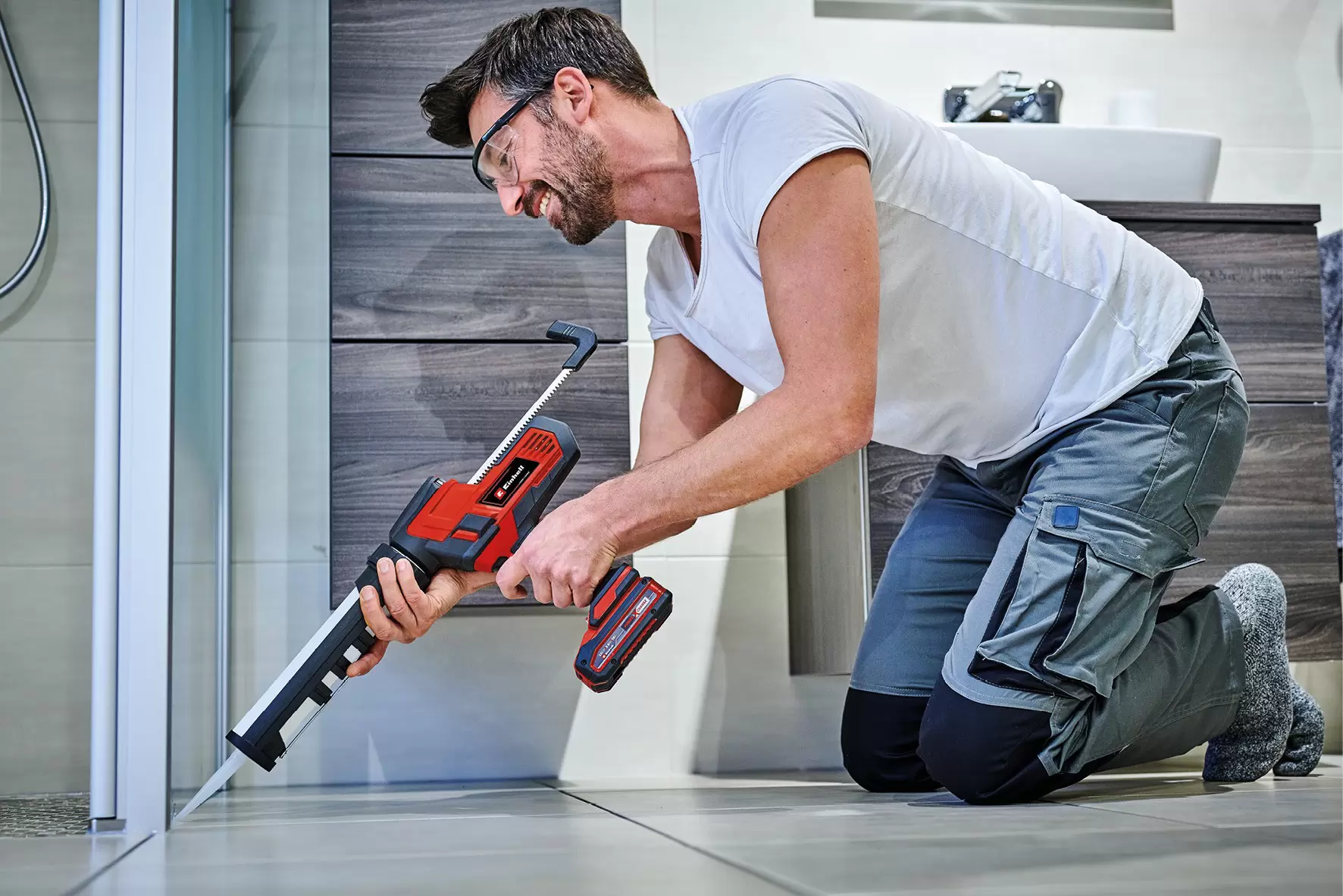 einhell-expert-cordless-sealing-gun-4522250-example_usage-001
