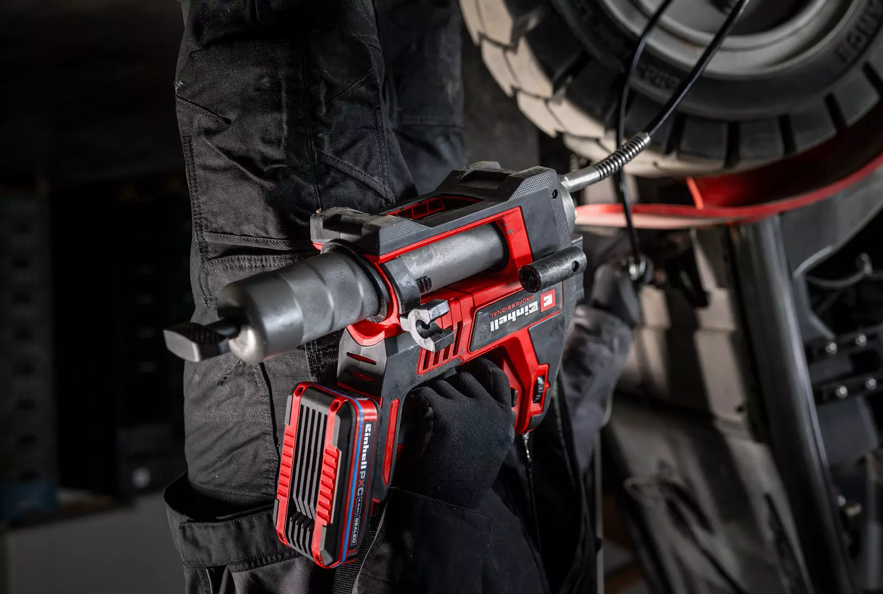 einhell-professional-cordless-grease-gun-4522305-example_usage-001