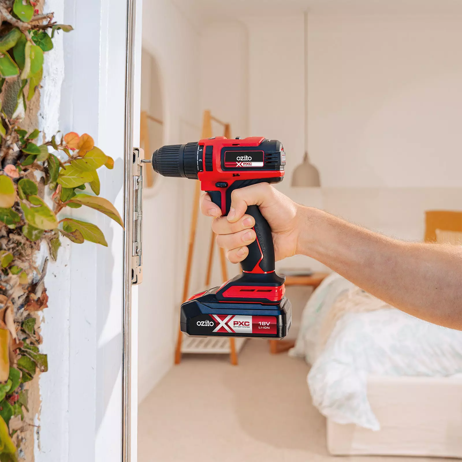 ozito-cordless-drill-3001287-example_usage-102