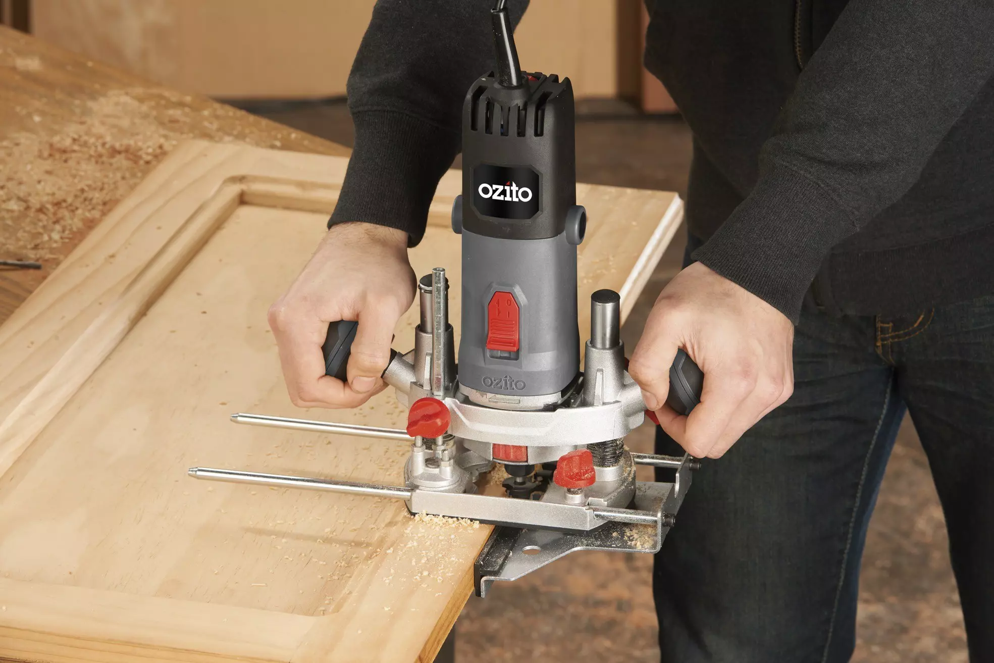 ozito-router-61000881-example_usage-102