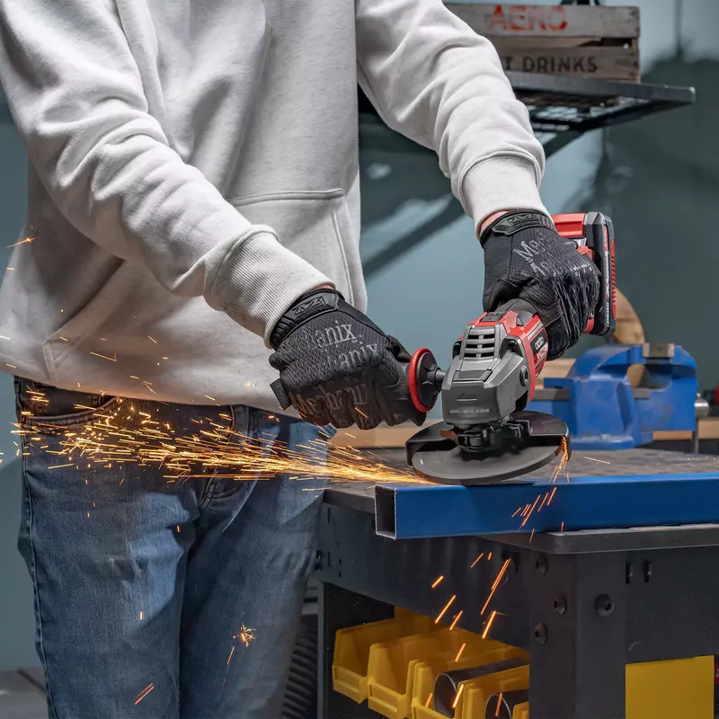 ozito-cordless-angle-grinder-3001203-example_usage-103