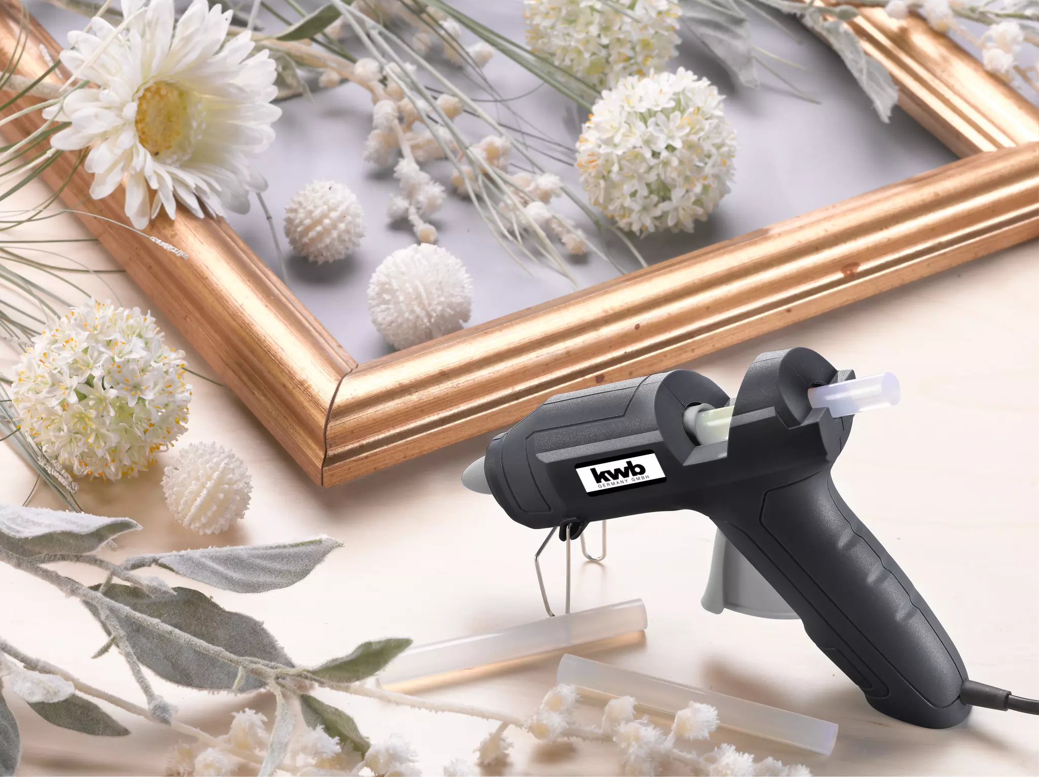 kwb-promo-glue-guns-49989490-example_usage-202