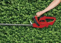 einhell-classic-electric-hedge-trimmer-3403370-example_usage-001