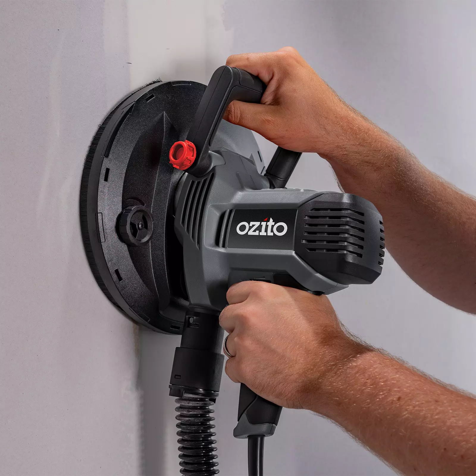 ozito-drywall-polisher-3001109-example_usage-102