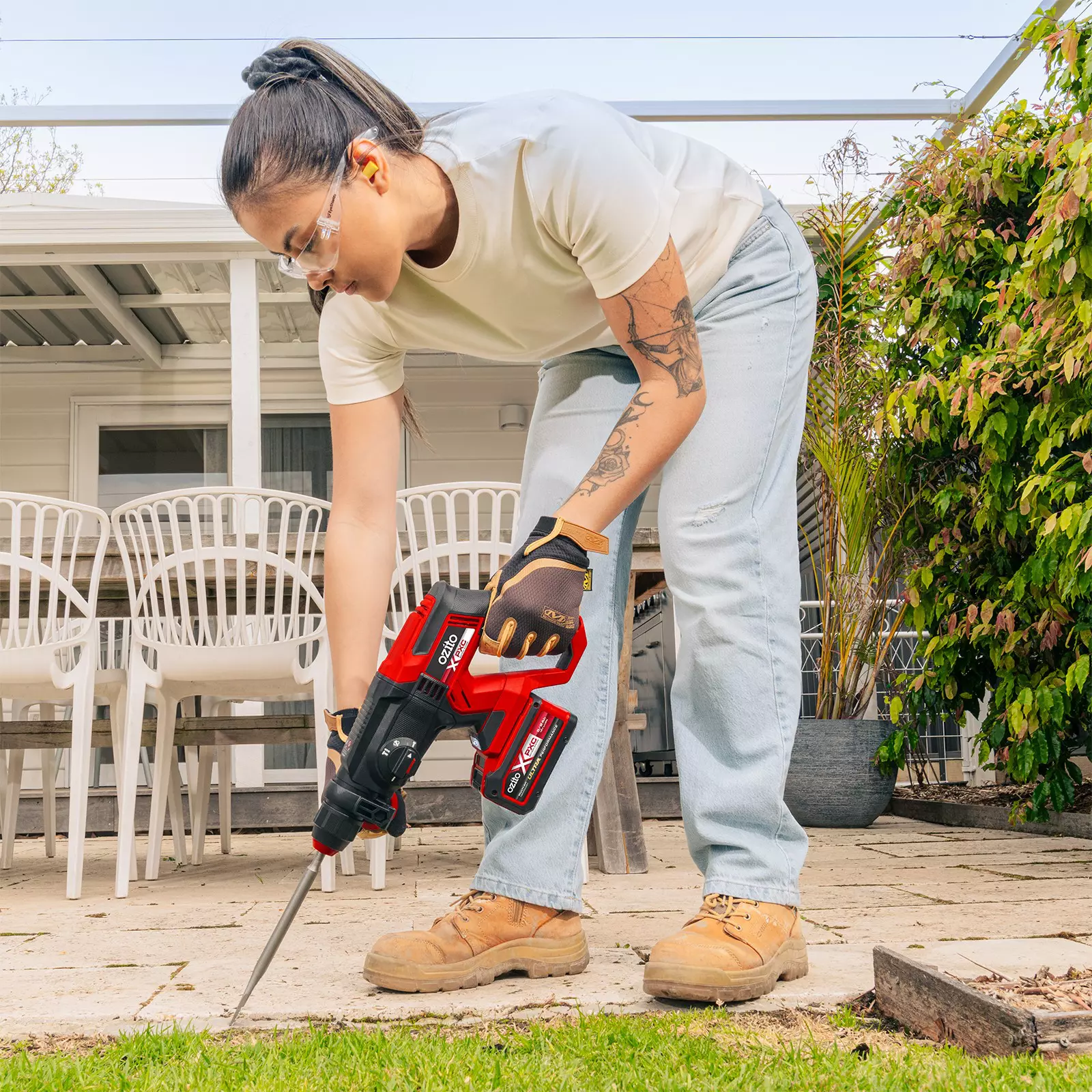 ozito-cordless-rotary-hammer-3001267-example_usage-102