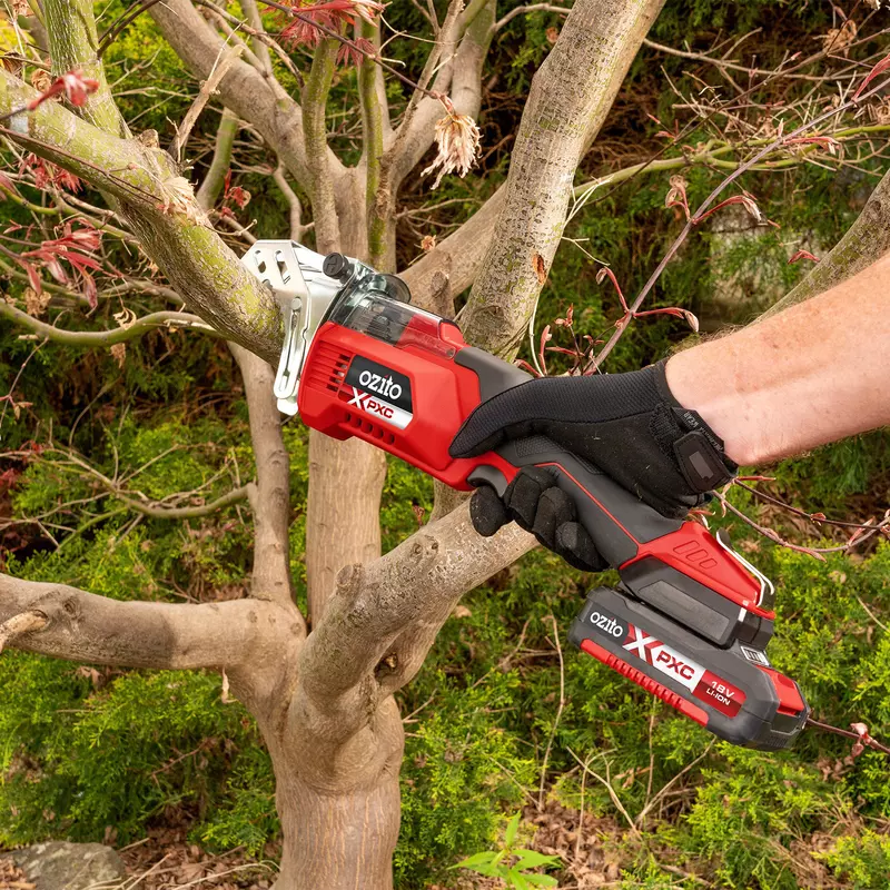 ozito-cordless-pruning-saw-3000950-example_usage-103