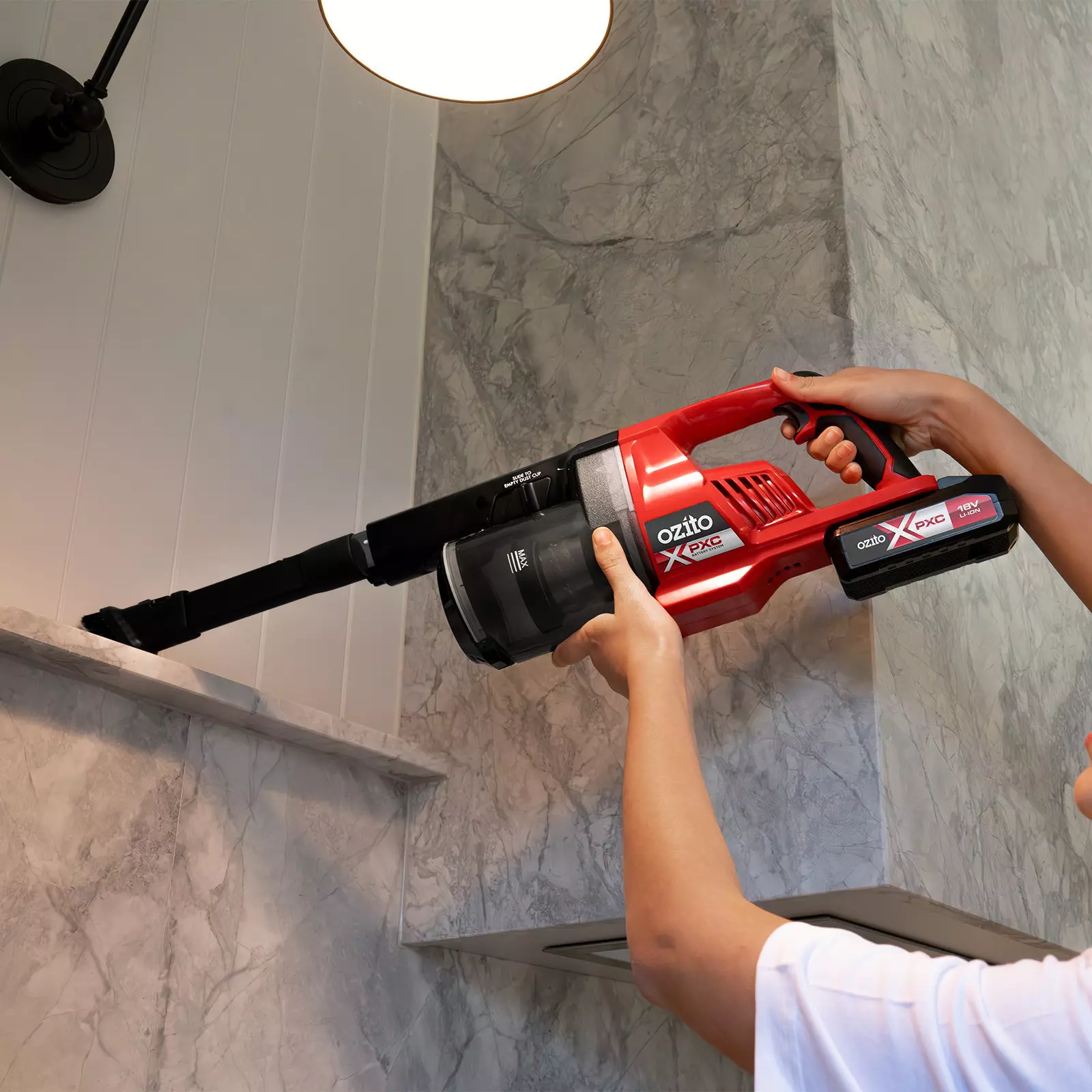 ozito-cordlhandstick-vacuum-cleaner-3001268-example_usage-103